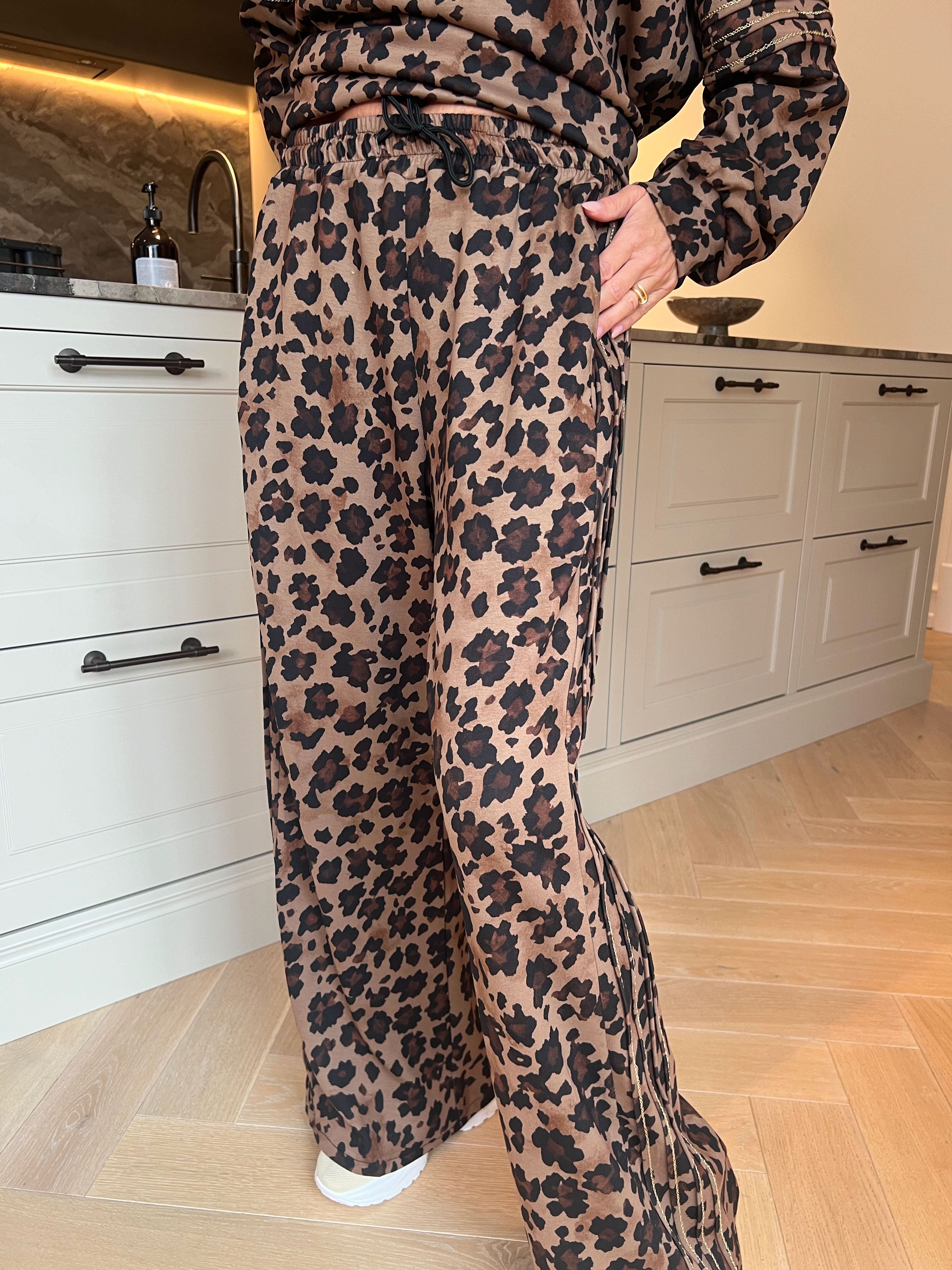 Dream Print – Joggingställ i viskos med ett utmärkande mönster och eleganta gulddetaljer
